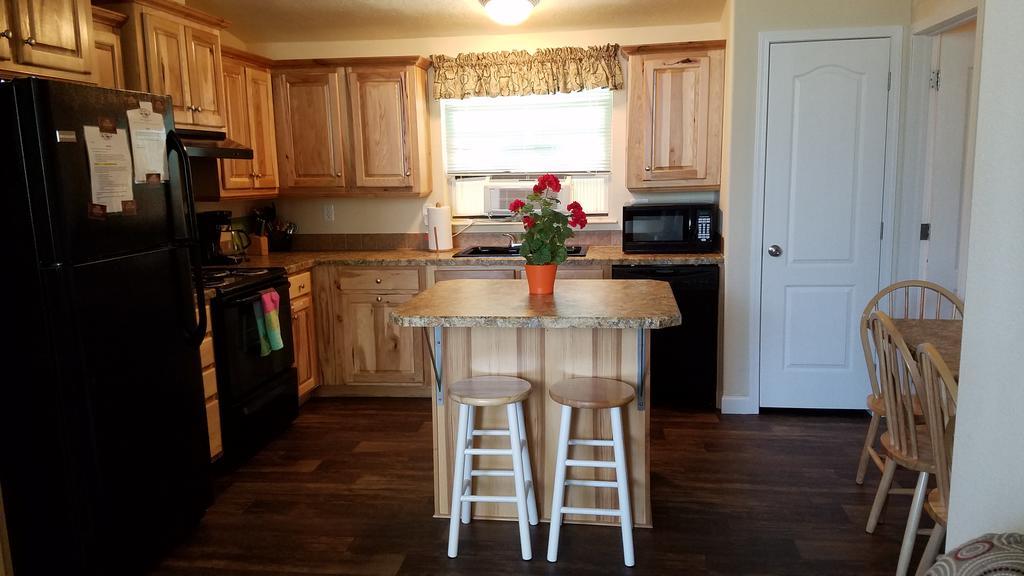 ווסט ילוסטון Yellowstone Wildlife Cabins מראה חיצוני תמונה