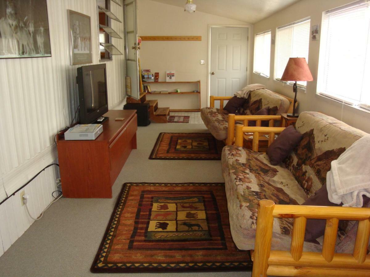 ווסט ילוסטון Yellowstone Wildlife Cabins מראה חיצוני תמונה